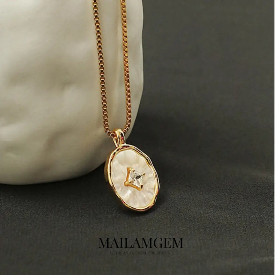 Natural mother-of-pearl pendant necklace